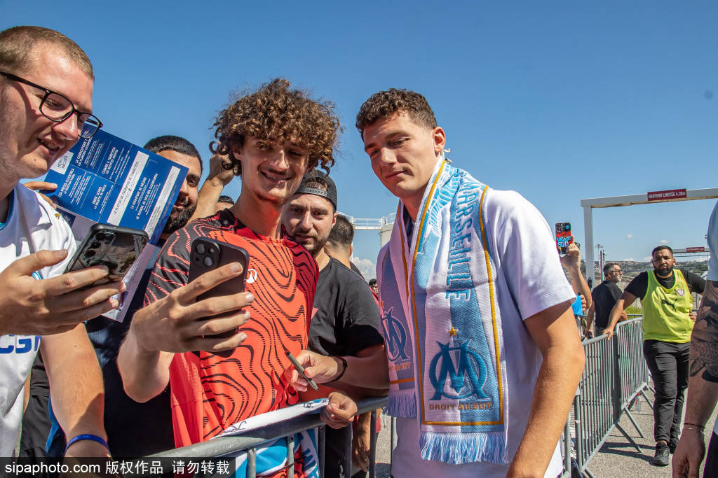 法甲球队马赛为新援帕瓦尔举行欢迎仪式
法甲球队马赛为新援帕瓦尔举行欢迎仪式